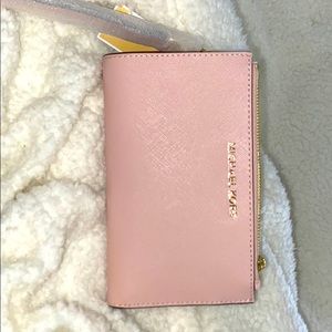 Michael Korrs wallet. Phone holder light pink